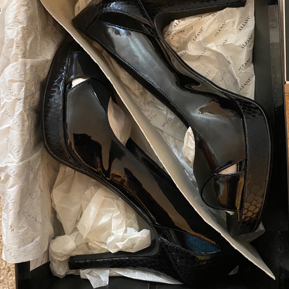 Women’s size 8 Alfani platform sandals. Worn once excellent condition